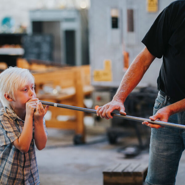 Barn blåser glas i Glasriket i Småland, Kosta