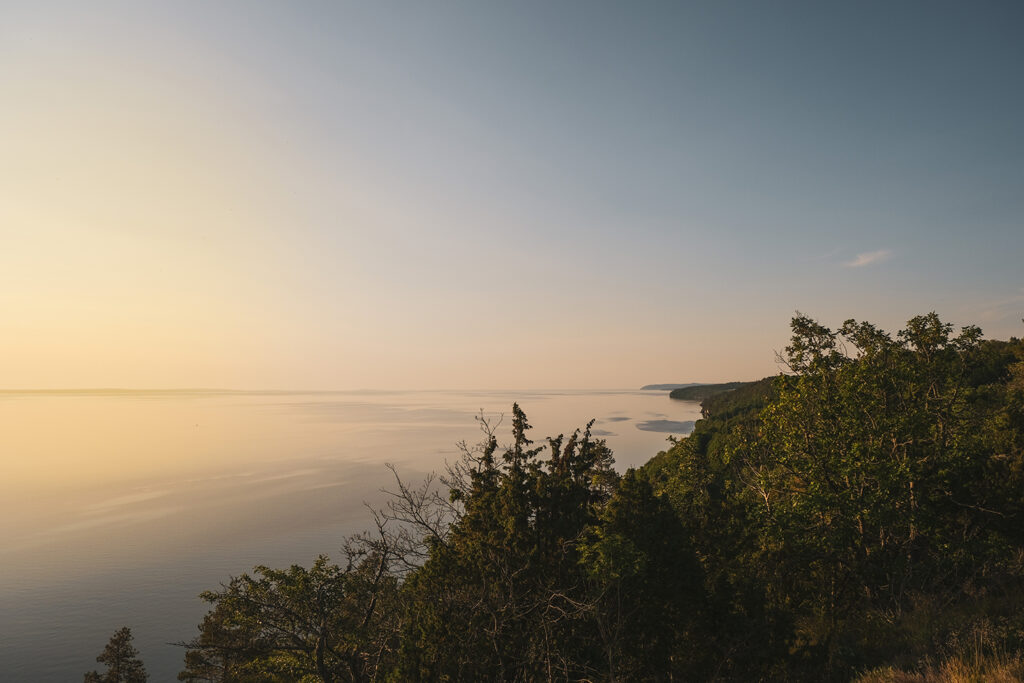 Utsikt över vättern från klevens naturstig med solnedgång