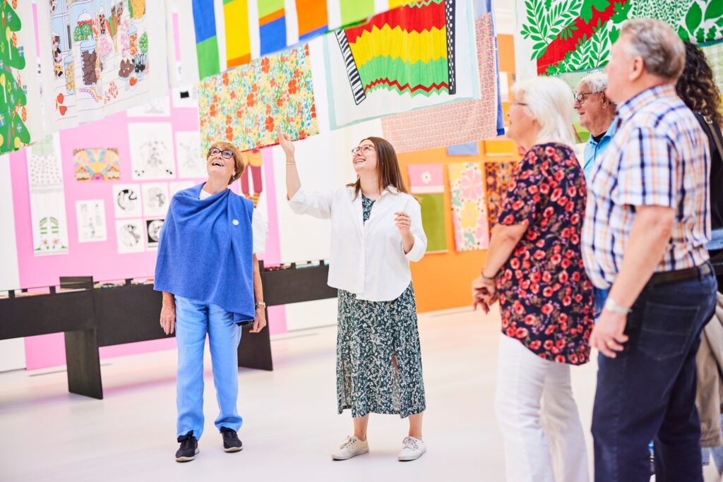 Människor som beundrar konstverken