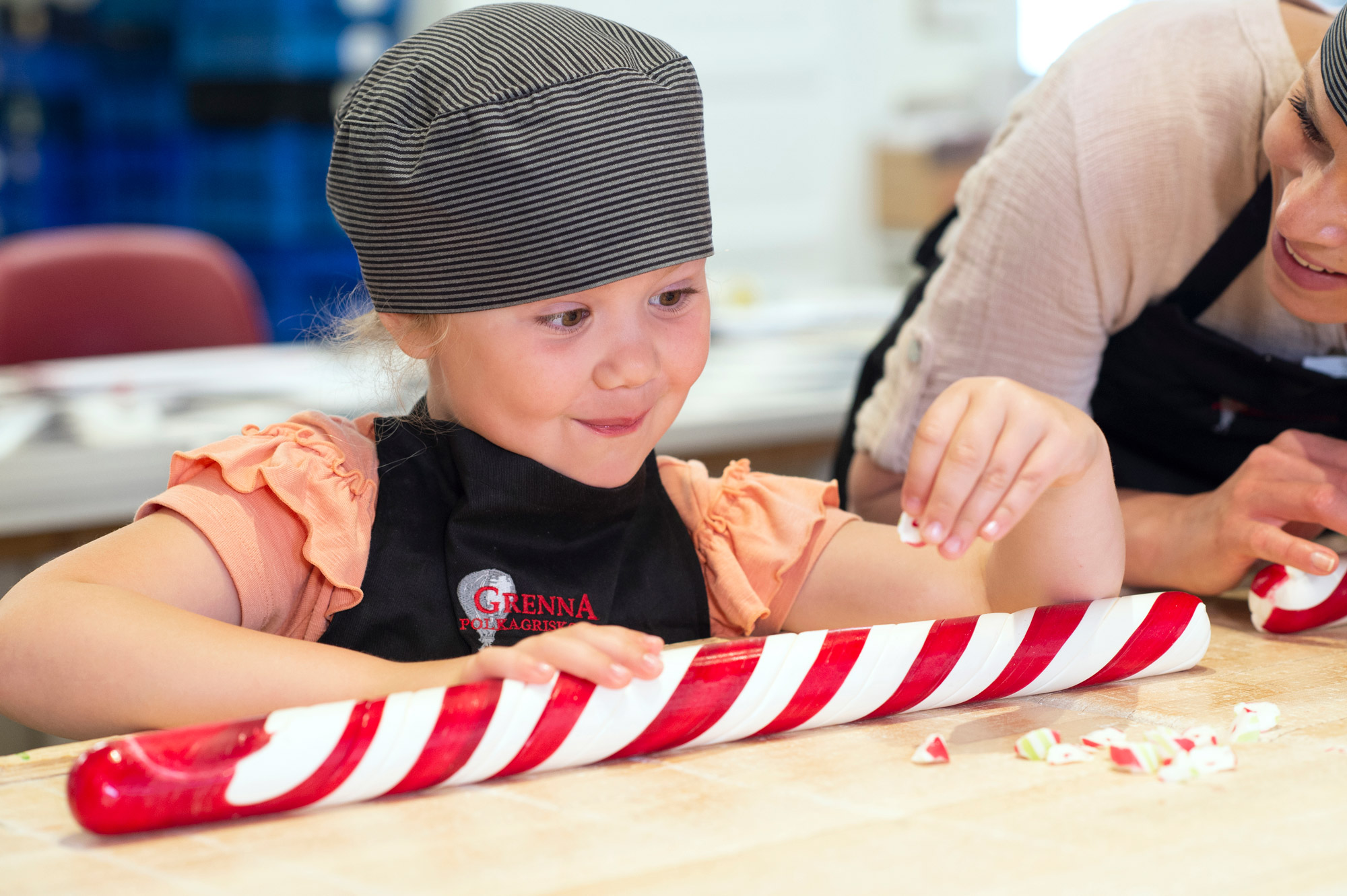 Blond flicka bakar polkagrisar i Gränna