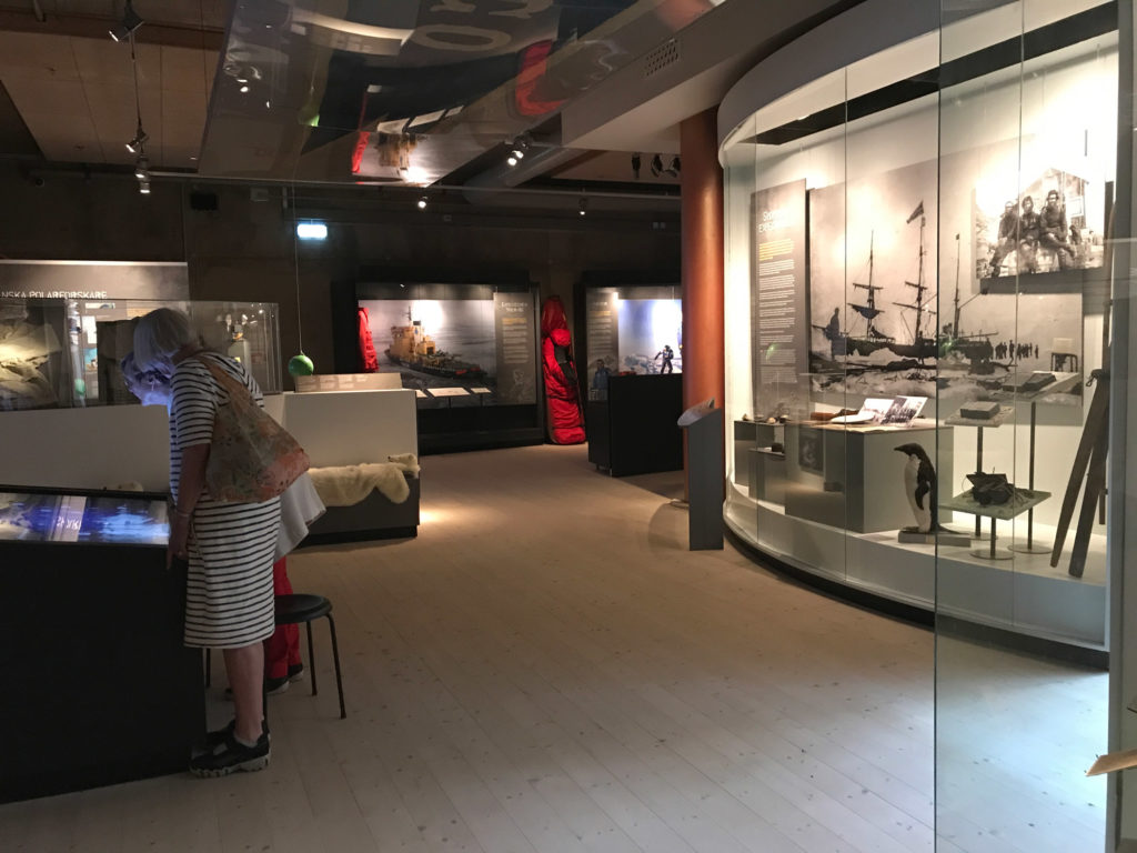 Kvinna utforskar Grenna Museum, här finns utställningar om Andrés katastrofala ballongexpedition till Nordpolen