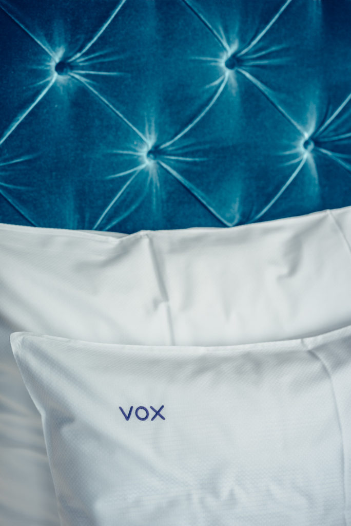 Kudde och logotyp för VOX HOTEL i Jönköping