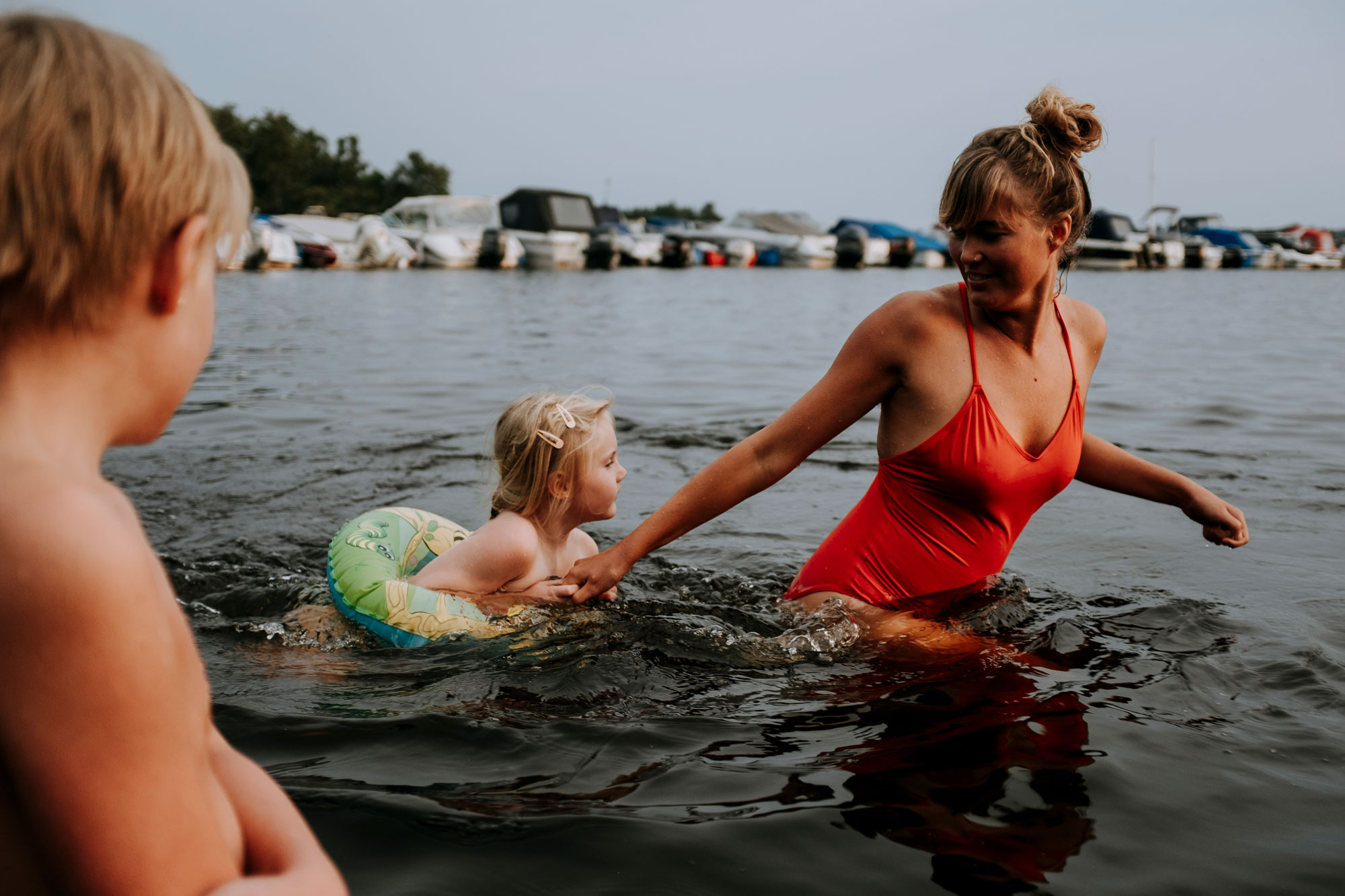 Familj badar i Småland