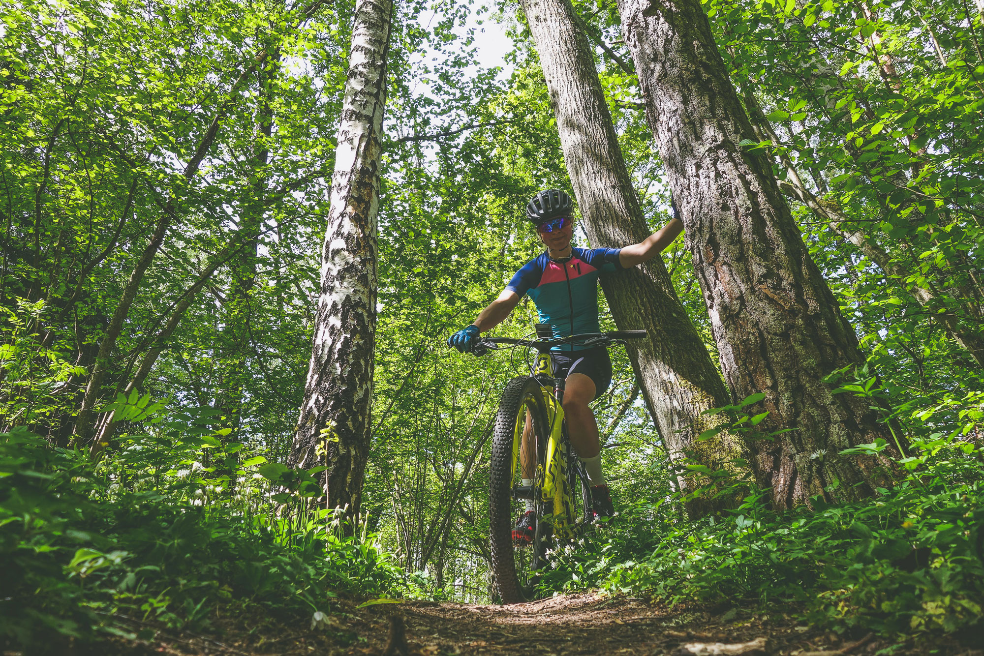 Elna Dahlstrand på sin cykel på Grännaberget i Småland