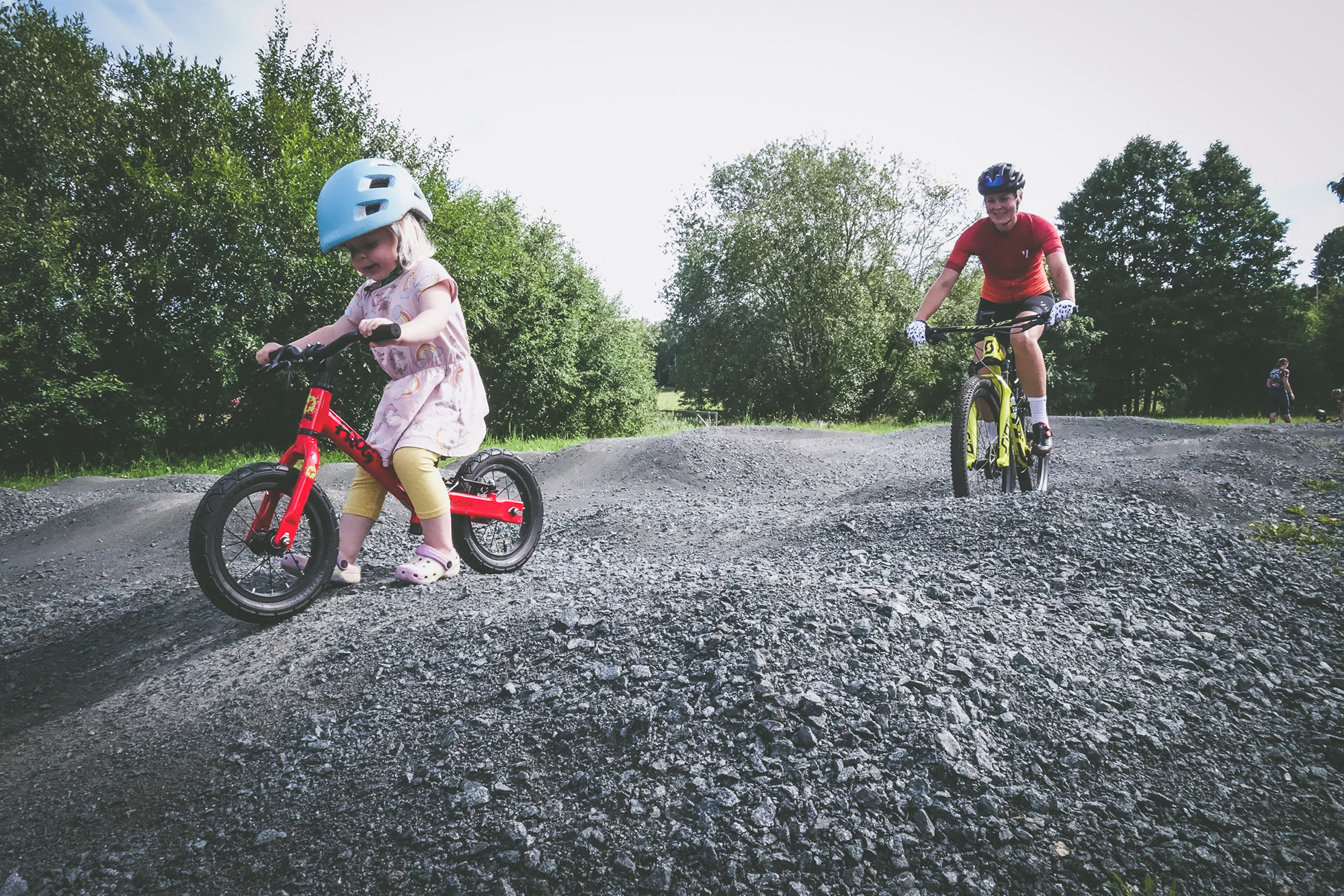 Elna Dahlstrand och Lovis cyklar i Småland