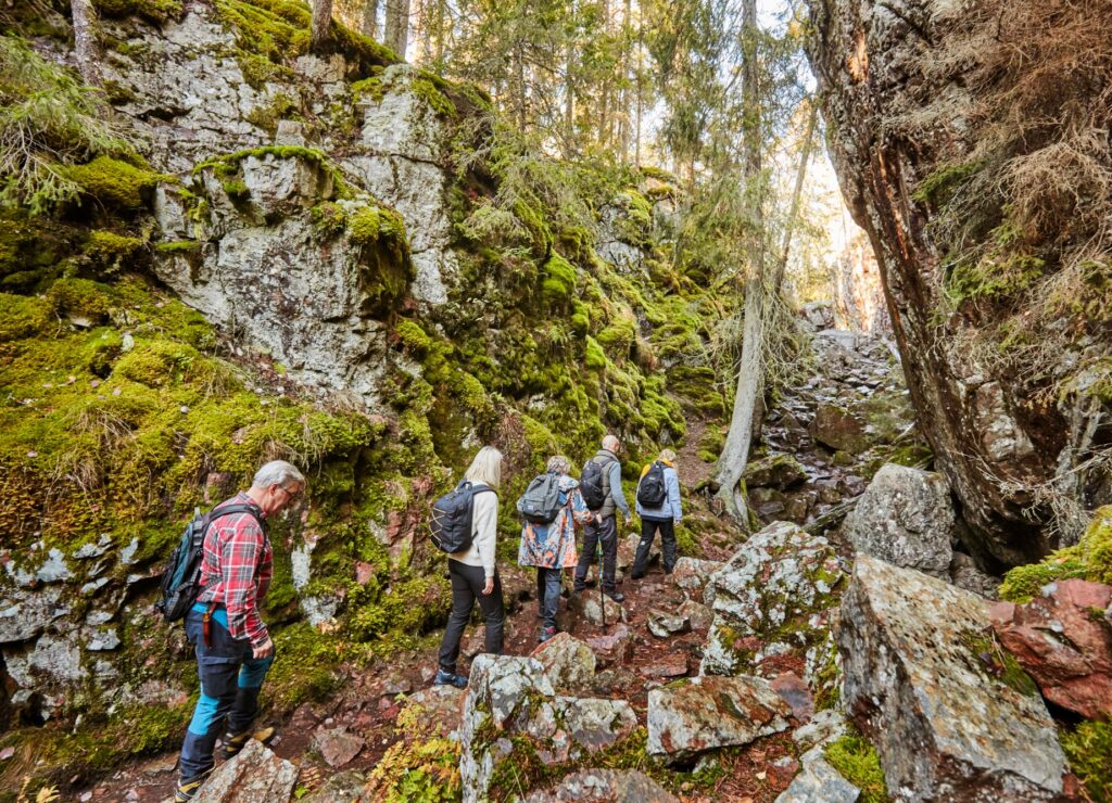 Människor i grupp som går längs med förkastningsskrevan