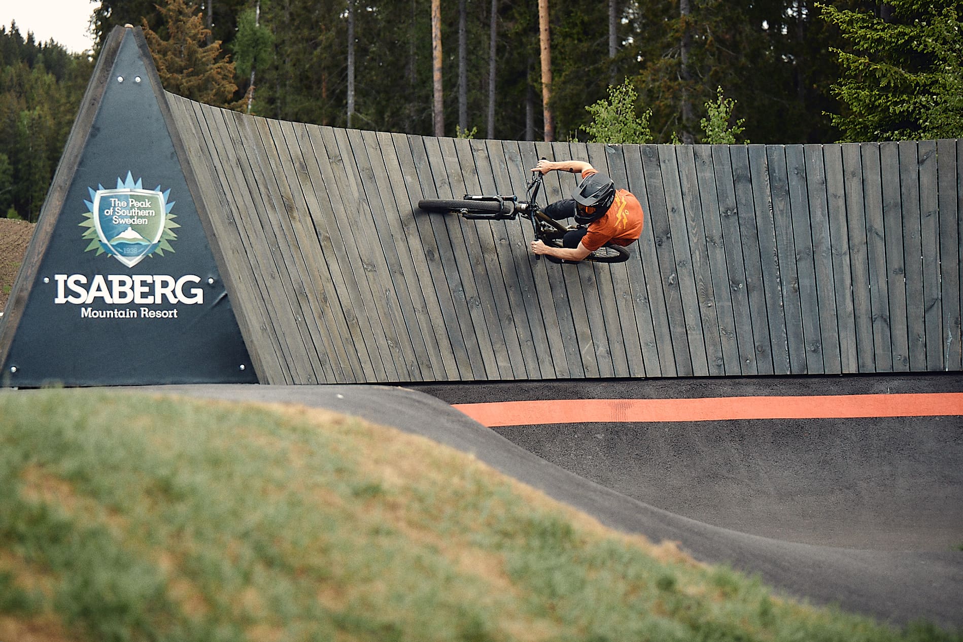 Cyklist som cyklar på en vägg