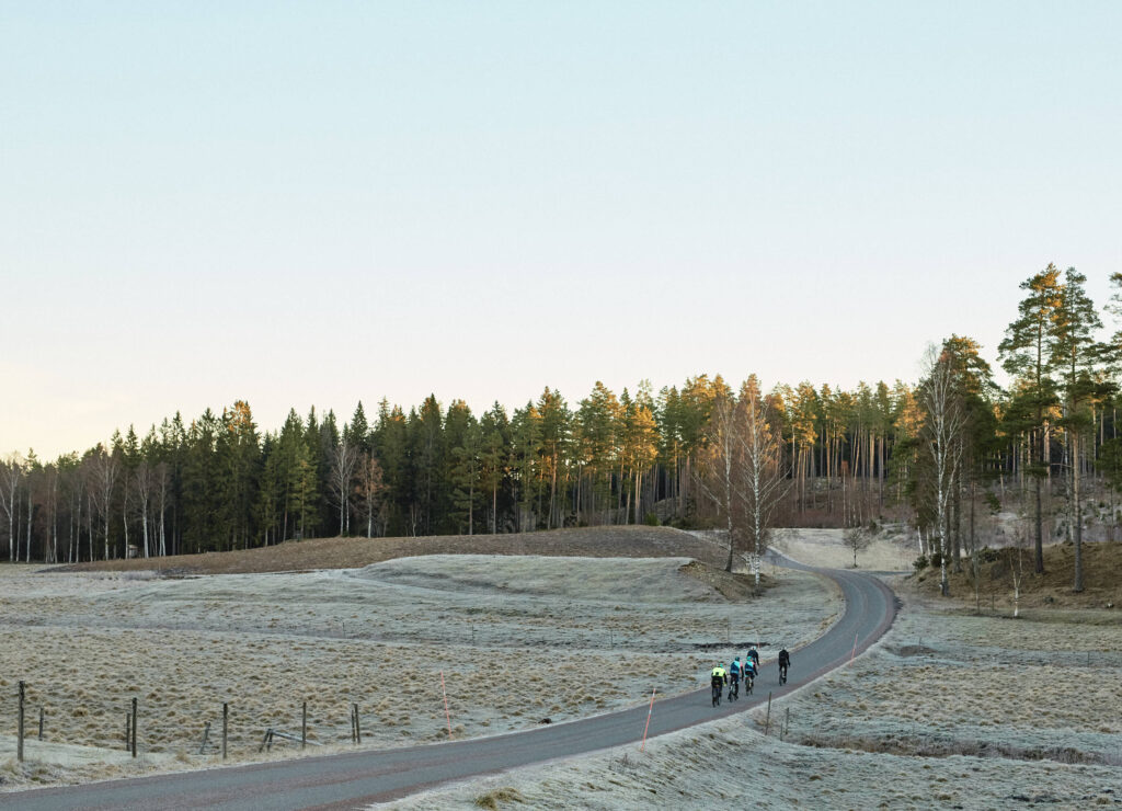 Radfahrer in der småländischen Winterlandschaft