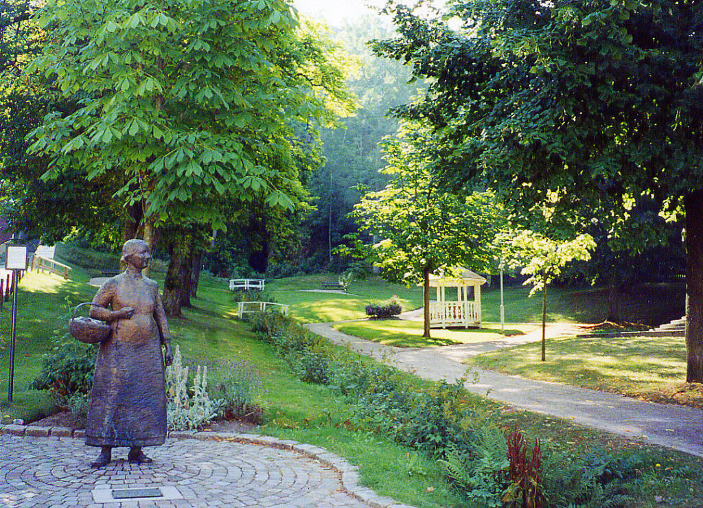Bronzestatue von Amalia Eriksson in Gränna.