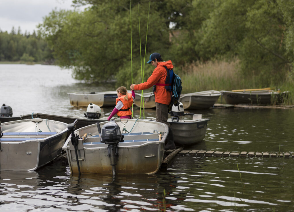 Ein Vater und seine Tochter bereiten die kleinen Boote für den Angelausflug vor.