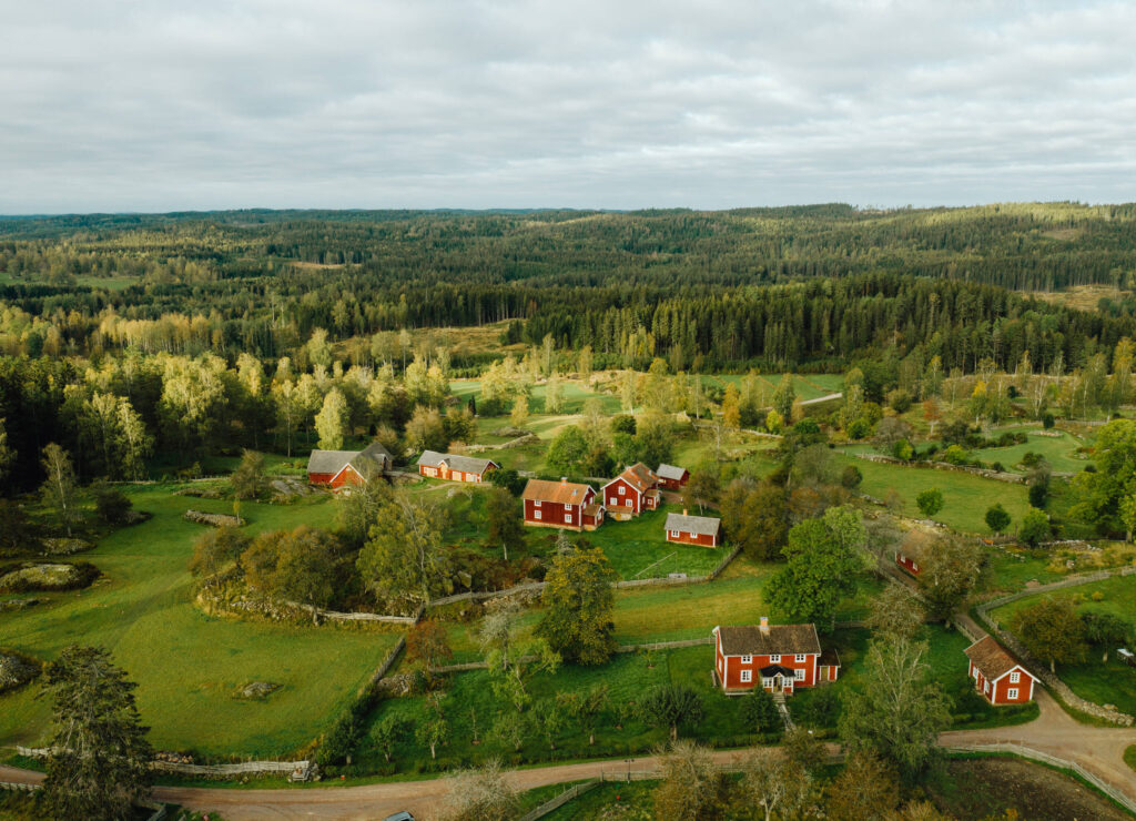 Blick aus der Vogelperspektive auf einen Hof mitten in der Natur.