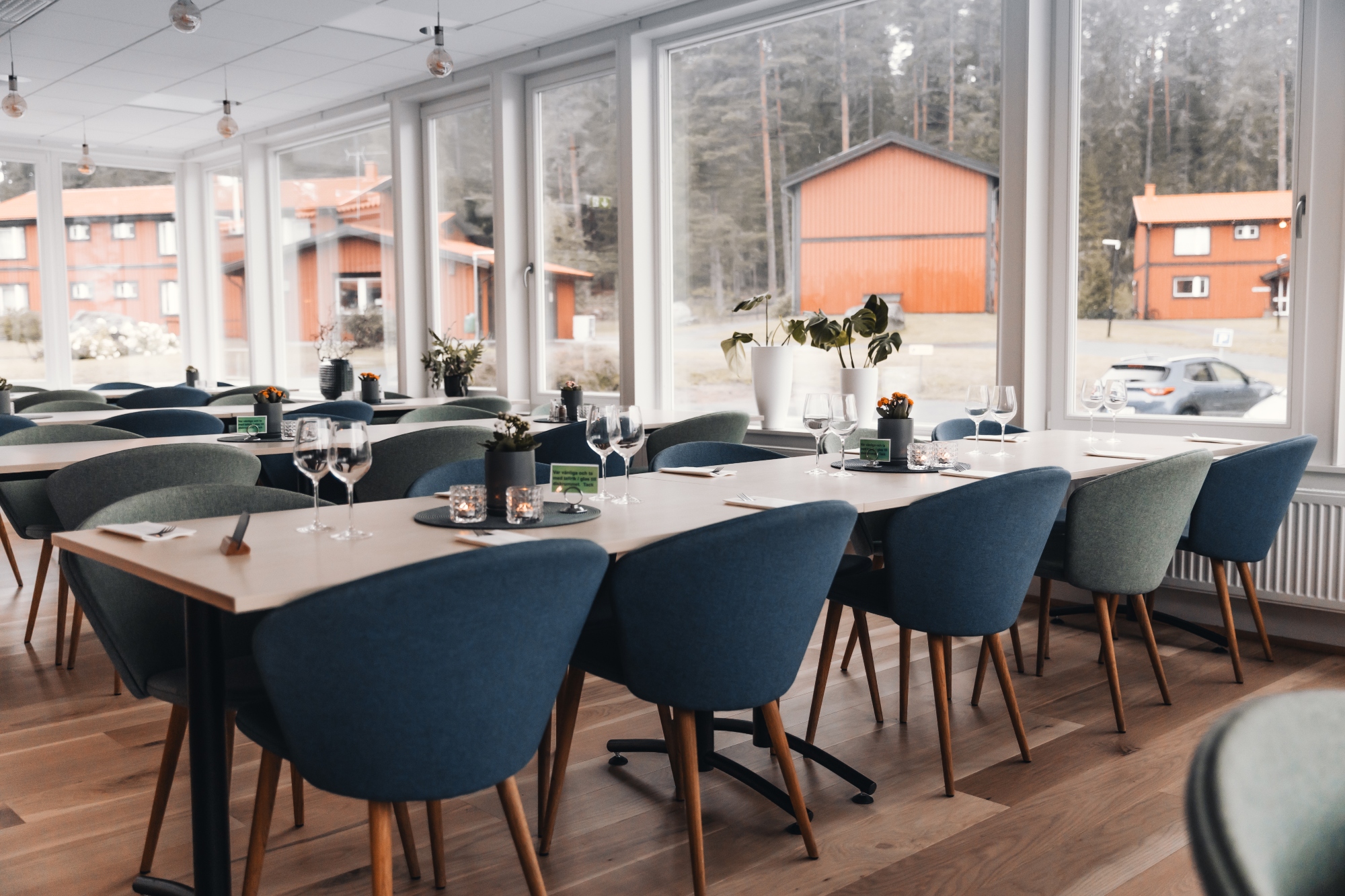 Bord och stolar i restaurangen