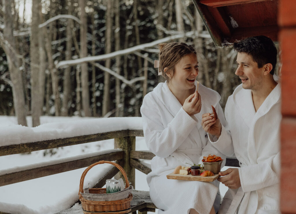 Par hos Trakt Forest Hotel i vintrig miljö.